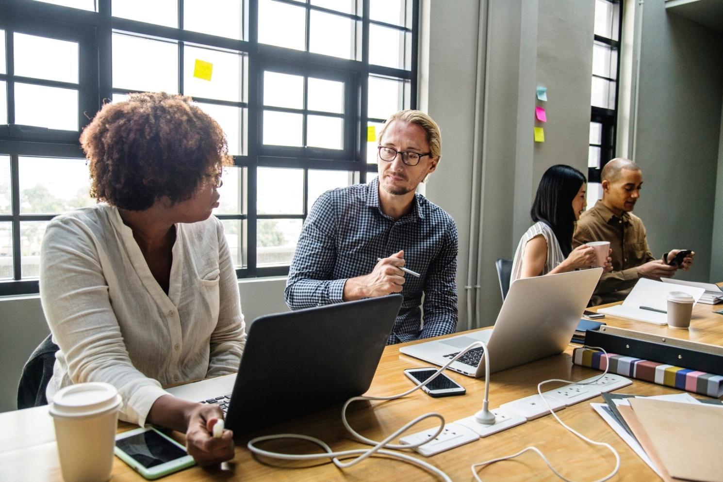 Salle de formation financière moderne avec participants